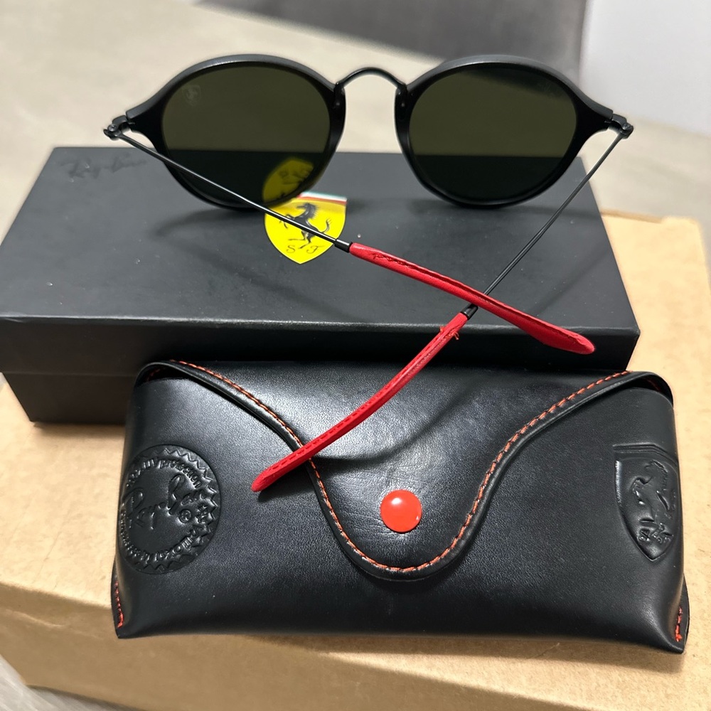 Brand new, never worn Scuderia Ferrari Ray Ban Sunglasses RB2247NM